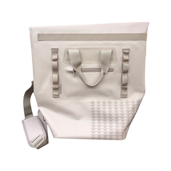 So Ill On the Roam Pink Dirt Bag 25L - Picture 14 of 14